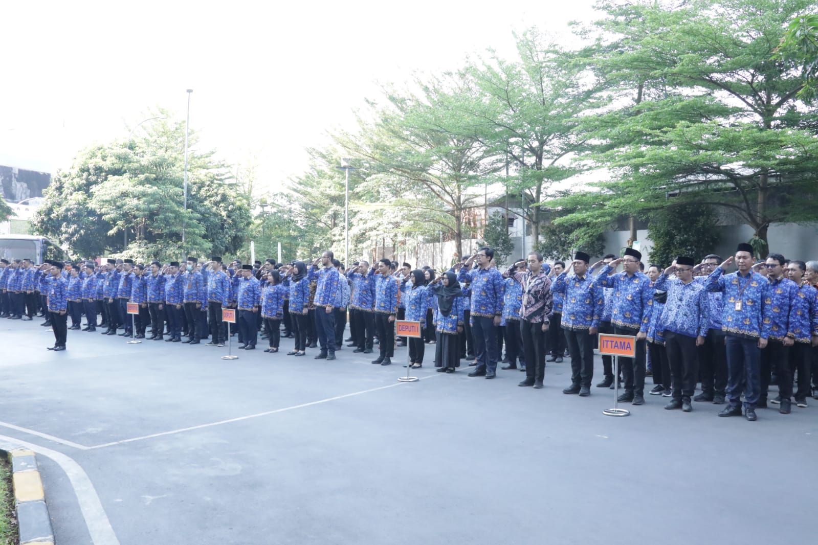 Seluruh pejabat tinggi dan pegawai di lingkungan BNPB melaksanakan Upacara Peringatan Hari Sumpah Pemuda 2023 yang dihelat di Graha BNPB, Jakarta pada Sabtu (28/10). 
